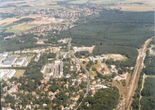 Dresden-Klotzsche. Stadtteilansicht mit Königsbrücker Landstraße, S-Bahn (S 2) und Dresdner Heide. Luftbild-Schrägaufnahme von Südwest