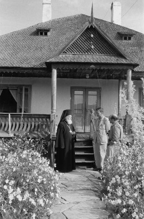 Reisefotos Rumänien. Geistlicher der rumänisch-orthodoxen Kirche im Gespräch vor einem Wohnhaus