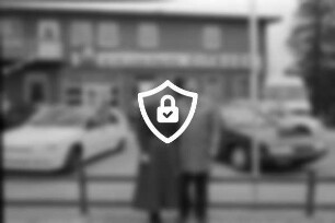 Autohaus von Hacht: Achtern Diek: Inhaber Karl-Heinz von Hacht und [Name maskiert] Hacht auf Firmengelände, Pkws, Lieferwagen: hinten Firmengebäude, Firmenschild