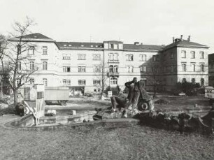 Dresden-Friedrichstadt, Friedrichstraße 41. Krankenhaus Dresden-Friedrichstadt, Haus N (Chirurgische Klinik; um 1870), Südseite. Blick über den Neptunbrunnen