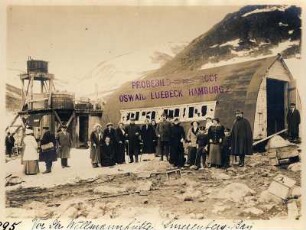 Spitzbergen. Smerenbergbucht. Touristen vor der Wellmannhütte