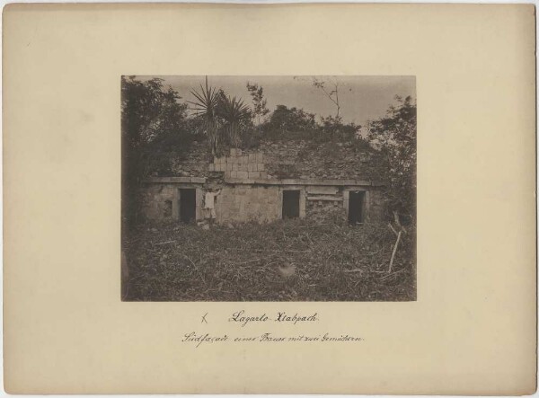 "Façade sud d'un bâtiment avec deux chambres (homme adossé à un mur.) Découverte de T. Maler".