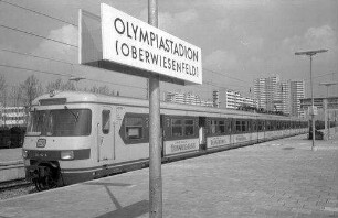 München: S-Bahnzug im Bahnhof Olympiastadion (Oberwiesenfeld) , Hintergrund Pressestadt
