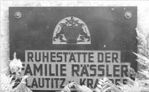 Löbau-Kittlitz. Grabplatte Familie Rässler mit Müllerwappen, Friedhof Kittlitz