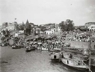 Varanasi (Benares), Indien. Stadtteilansicht mit Tempelanlagen. Blick vom Ganges zum Ufer mit Gläubigen