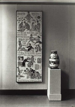Flachrelief mit Josephsgeschichte und Vase in einer Keramikausstellung