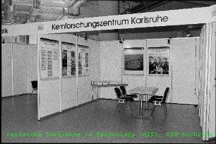 Stand des Kernforschungszentrums Karlsruhe (KfK) während einer Ausstellung in der Gartenhalle Karlsruhe