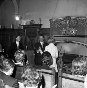 Herrenhaus [Schloss Tremsbüttel]: Verleihung des "Goldenen Bildschirms": Innenansicht: Festsaal: Verleihung des Preises an Operettensänger Rudolf Schock: vorn Stuhlreihen mit Preisträgern und Gästen, Rückansicht