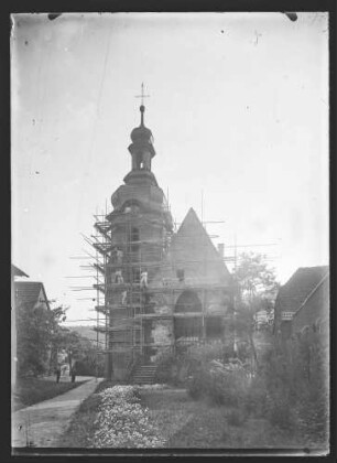 Wahrscheinlich ev. Kirche in Kreuzwertheim-eingerüstet von den Firmen Andreas Roos und Gg. Henning