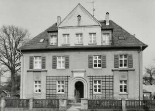 Neustadt in Sachsen, Wohnhaus : Neustadt in Sachsen. Wohnhaus (bezeichnet 1924), Sebnitzer Straße 1a. Straßenfront