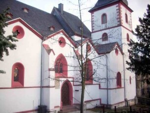 Turm und Langhaus von Südwesten
