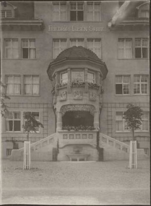Hauptportal, straßenseitig.
