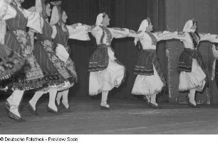 Tänzerinnen eines bulgarischen Ensembles in Tracht
