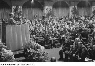 Gerhart Eisler und Publikum