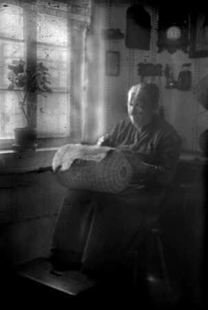 Klöpplerin am Fenster