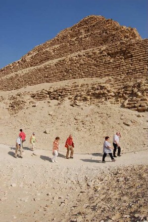 Die Stufenpyramide des Königs Djoser bei Sakkara ist die älteste Pyramide Ägyptens