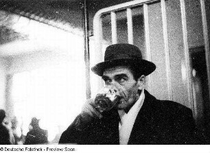 Biertrinkender Mann