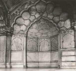 Neu-Delhi, Indien. Perlmoschee (Moti Masjid, 1662 unter Aurangzeb) aus weißem und grauem Marmor im Innern der Bastion Rotes Fort (1638-1648; seit 2007 Weltkulturerbe der UNESCO). Gebetshalle, Altarnische