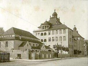 Fischer, Theodor; Stuttgart, Heusteigstr.; Sammelschulhaus - Straßenansicht