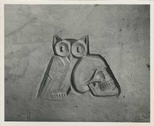 Relief Berufssymbol Eule neben Totenschädel: Tonmodell;