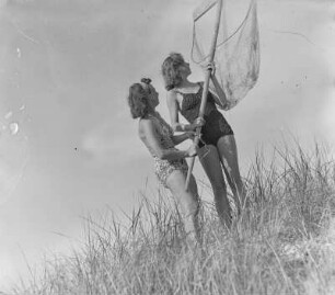 Elisabeth Gremmler (links) und eine Freundin mit Kescher am Strand
