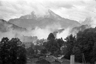 Berechtesgarden: Einnebelung von Berchtesgaden, Blick zum Watzmann