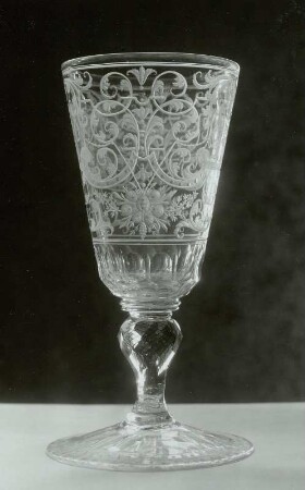 Pokal mit Laub- und Bandelwerk