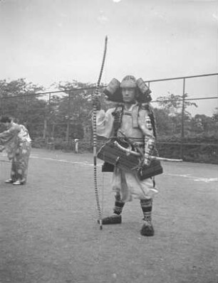 Traditionelles japanisches Bogenschießen in der deutschen Schule zu Ōmori : Tokio-Ōmori (heute Tokio-Ōta). Traditionelles japanisches Bogenschießen in der deutschen Schule zu Ōmori. Stehender Bogenschütze in traditioneller Bekleidung