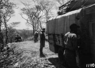 Bei Lundazi : Expeditionslastwagen auf einer Landstraße