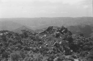 Rückblick auf den Altipianorand : Blick in eine felsige Berglandschaft