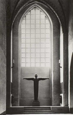 Gefallenen-Ehrenmal mit einer Christus-Statue