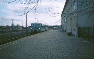 Wriezen Schienenbus-Beiwagen 972 773 Nahverkehrszug Wriezen-Eberswalde Bahnsteig Empfangsgebäude Uhr