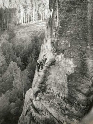 Sächsische Schweiz. Großer Zschand, Kanstein-Vorgipfel. Seilschaft Karlheinz Gonda und G. Junghans bei der Erstbegehung des (Märchentürmer-) Südwestweges (VIIb), 6.6.1948