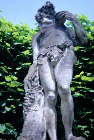 Dornburger Schlösser: männliche Plastik im Schloßpark, Dionysos (?)