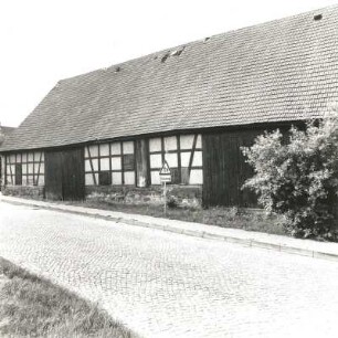 Thräna, Hauptstraße 2. Scheune eines ehem. Bauernhofes (um 1875). Straßenansicht