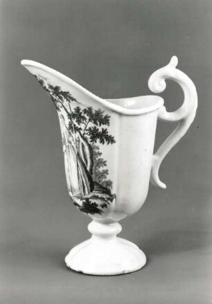 Helmkanne. Fayence, blau bemalt; H. 23 cm. Seitenansicht. Dresden, Hörisch, um 1775. Dresden: Kunstgewerbemuseum 34901