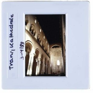Trani, Kathedrale San Nicola Pellegrino : Langhaus nach Osten mit Nordwand