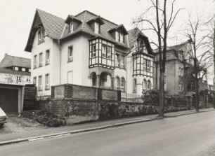 Radeberg, Wohnhaus : Radeberg. Wohnhaus. Dresdner Straße 61. Um 1900. Straßenansicht mit Einfriedung