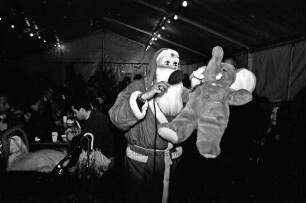 Weihnachtsmarkt am Schloss: Bürgermeister Klaus Boenert als Weihnachtsmann verkleidet: Versteigerung eines Stoff-Elefanten