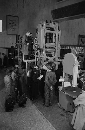 Messebesucher in der Ausstellungshalle für Holzbearbeitungmaschinen