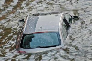 Der erste Herbststurm, Hochwasser in Hamburg am Fischmarkt. Dieser AUDI-Fahrer hat es versaeumt, seinen PKW rechtzeitig zu entfernen. Die Feuerwehr hat Seitenfenster geoeffnet, damit das Auto stehen bleibt und nicht zu einer schwimmenden Gefahr werden kann. 09.11.2007