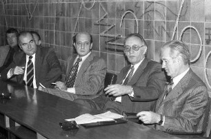 Redaktionskonferenz der "Badischen Neuesten Nachrichten" mit dem scheidenden Generalintendanten des Badischen Staatstheaters Hans-Georg Rudolph