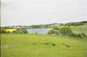 Ortsansicht mit See davor
