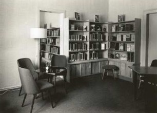 Neustadt am Rennsteig. Gemeindebibliothek, Leseraum mit Bücherregalen