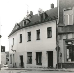 Reichenbach (Vogtland), Markt 13. Wohnhaus mit Ladeneinbauten (nach 1830). Traufseite