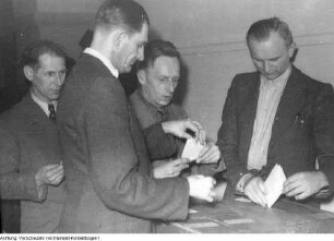 Dresden. Stadtverwaltung Dresden: Im Keller des Rathauses fand im Februar 1950 die Wahl der Betriebsgewerkschaftsleitung statt, 1950