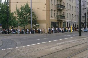 DDR. Berlin-Mitte. Straßenbild mit langer Warteschlange