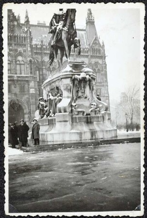 Teilnehmer einer Reisegruppe mit Geschäftsleuten aus Bulgarien um Hristo Petrow Dimitrow am Reiterstandbild von Graf Gyula Andrássy vor dem Parlamentsgebäude in Budapest