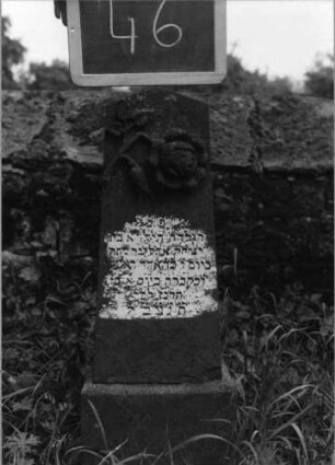 Grabstein 46 (Index: 99753500) Material: Sandstein Zustand: verwittert Maße HxBxT: 90x27x20 cm Beschreibung: Stele, Sockel, giebelartiger Abschluß Symbolik: geknickte Rose Besonderheit: kulturhistorisch wertvoll / künstl.-formale Gründe (schönes Kindergrab): Grabstein 46