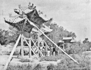 Gruppenportrait : Eine Gruppe aus Zentralasien vor einem Holztor im chinesischen Baustil im Tian Shan Hochgebirge